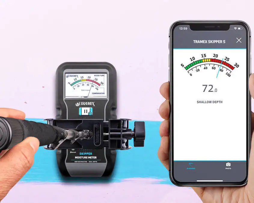 smm5-with-extension-handle-on-boat-hull-with-app